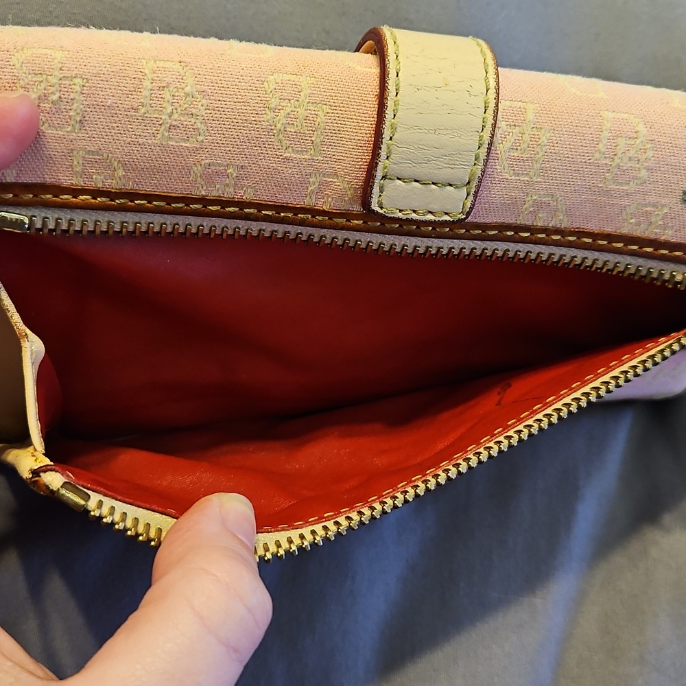 Dooney & Bourke Light Pink Signature Continental Wallet with Logo Lock - Picture 4 of 12